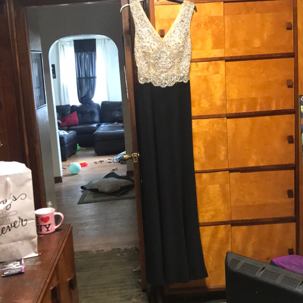 BEAUTIFUL PROM DRESS!!